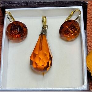 Gold and amber earings and pendant. , stunning modern look.